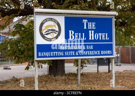 Epping Essex 21 août 2025 The Bell Hotel Epping, après une injuction temporaire de la haute Cour pour que les immigrés de l'hôtel soient enlevés. St George's amd Union drapeaux autour de l'hôtel et Epping. Crédit : Ian Davidson/Alamy Live News Banque D'Images