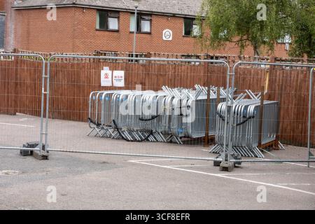 Epping Essex 21 août 2025 The Bell Hotel Epping, après une injuction temporaire de la haute Cour pour que les immigrés de l'hôtel soient enlevés. St George's amd Union drapeaux autour de l'hôtel et Epping. Crédit : Ian Davidson/Alamy Live News Banque D'Images