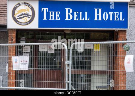 Epping Essex 21 août 2025 The Bell Hotel Epping, après une injuction temporaire de la haute Cour pour que les immigrés de l'hôtel soient enlevés. St George's amd Union drapeaux autour de l'hôtel et Epping. Crédit : Ian Davidson/Alamy Live News Banque D'Images