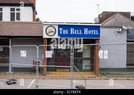 Epping Essex 21 août 2025 The Bell Hotel Epping, après une injuction temporaire de la haute Cour pour que les immigrés de l'hôtel soient enlevés. St George's amd Union drapeaux autour de l'hôtel et Epping. Crédit : Ian Davidson/Alamy Live News Banque D'Images