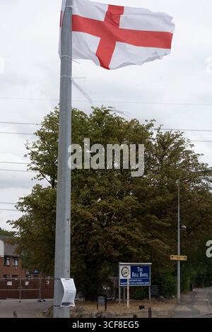 Epping Essex 21 août 2025 The Bell Hotel Epping, après une injuction temporaire de la haute Cour pour que les immigrés de l'hôtel soient enlevés. St George's amd Union drapeaux autour de l'hôtel et Epping. Crédit : Ian Davidson/Alamy Live News Banque D'Images
