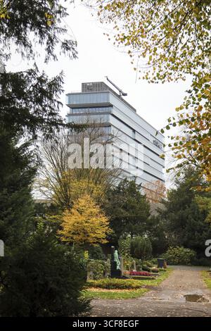 Loreal Allemagne, au premier plan le cimetière du Nord, Duesseldorf, Rhénanie du Nord-Westphalie, Rhénanie du Nord-Westphalie, Allemagne Banque D'Images