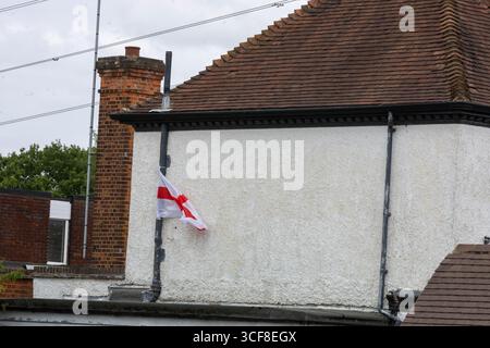 Epping Essex 21 août 2025 The Bell Hotel Epping, après une injuction temporaire de la haute Cour pour que les immigrés de l'hôtel soient enlevés. St George's amd Union drapeaux autour de l'hôtel et Epping. Drapeau de St George sur l'hôtel crédit : Ian Davidson/Alamy Live News Banque D'Images
