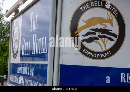 Epping Essex 21 août 2025 The Bell Hotel Epping, après une injuction temporaire de la haute Cour pour que les immigrés de l'hôtel soient enlevés. St George's amd Union drapeaux autour de l'hôtel et Epping. Crédit : Ian Davidson/Alamy Live News Banque D'Images