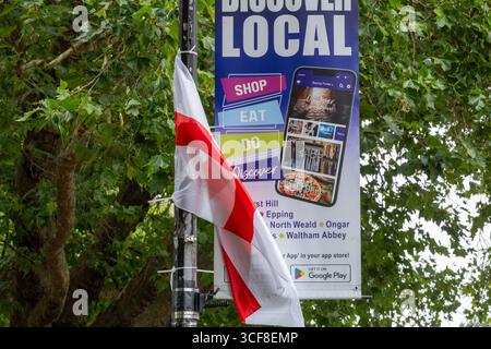 Epping Essex 21 août 2025 The Bell Hotel Epping, après une injuction temporaire de la haute Cour pour que les immigrés de l'hôtel soient enlevés. St George's amd Union drapeaux autour de l'hôtel et Epping. Crédit : Ian Davidson/Alamy Live News Banque D'Images