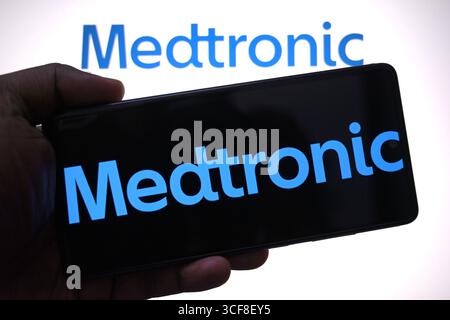Dans cette illustration photo, le logo Medtronic est affiché sur un smartphone et en arrière-plan. Banque D'Images