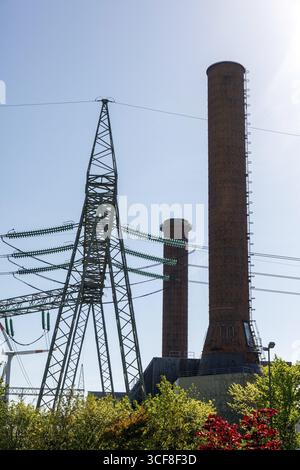 Lignes électriques à haute tension à la centrale nucléaire de Brunsbuettel, Brunsbuettel, Schleswig-Holstein, Allemagne Banque D'Images