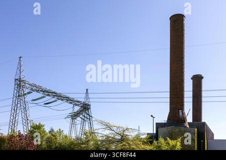 Lignes électriques à haute tension à la centrale nucléaire de Brunsbuettel, Brunsbuettel, Schleswig-Holstein, Allemagne Banque D'Images