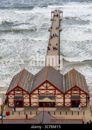Une vue symétrique en grand angle sur la longueur de la jetée de Saltburn depuis le sommet de la falaise à Saltburn-by-the-Sea, North Yorkshire, Royaume-Uni. Banque D'Images