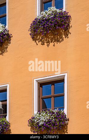 Bavière : décoration fleurie à la mairie de Donauwörth Banque D'Images