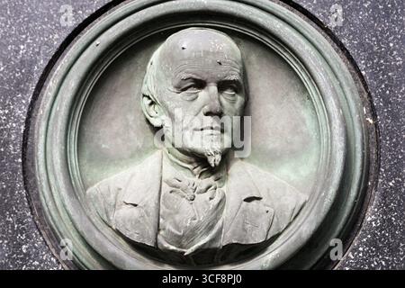 Monument en l'honneur du fondateur de l'industrie horlogère à Glashuette, le maître horloger Ferdinand Adolph Lange, dans le centre de la ville de Glas Banque D'Images