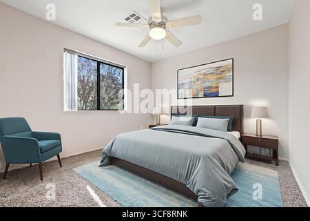 Une chambre magnifiquement conçue avec un lit confortable, un mobilier moderne et une lumière naturelle abondante, parfaite pour la détente et le repos. Banque D'Images