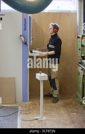 Étudiant en Master Craftman utilisant une fraiseuse CNC, cours de Master pour la menuiserie, Master Craftman School de la Chambre des petites industries et Skille Banque D'Images