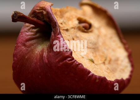 Une tranche de pomme séchée magnifiquement conservée révèle des textures et des couleurs complexes. Banque D'Images
