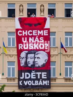 Prague, République tchèque. 21 août 2025. Campagne de l'initiative "Kaputin" intitulée "voulons-nous la Russie ici ?" Au relais national avertissant contre la direction pro-russe photographié sur une maison de la rue Spanelska e à Prague, République tchèque, le 21 août 2025. L’affiche électorale géante est accompagnée d’une silhouette du président russe Vladimir Poutine et de portraits de trois dirigeants politiques tchèques (Katerina Konecna, Tomio Okamura et Andrej Babis). Crédit : Roman Vondrous/CTK photo/Alamy Live News Banque D'Images