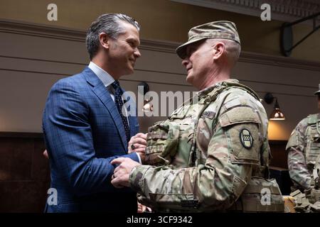 Washington, États-Unis. 20 août 2025. Le secrétaire américain à la Défense Pete Hegseth, à gauche, rencontre les troupes de la Garde nationale positionnées à Union Station dans le cadre de la Force opérationnelle Safe and Beautiful de Washington, le 20 août 2025 à Washington, le président américain Donald Trump a déployé environ 1800 membres de la Garde nationale sous la fausse prémisse d'une vague de criminalité dans la capitale. Crédit : PO1 Alexander Kubitza/DOD photo/Alamy Live News Banque D'Images