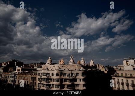 Vue surélevée sur le toit de la Pedrera, ou Casa Milà, un bâtiment moderniste sur l'avenue Passeig de Gràcia à Barcelone, conçu par l'architecte catalan Banque D'Images