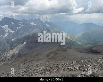 Du Buet au Mont Buet : fleurs sauvages, papillons et sommets alpins sans fin. Banque D'Images
