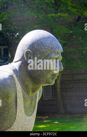 Sculpture en granit de Rick Hansen à l'Hôpital général de Vancouver au Canada Banque D'Images