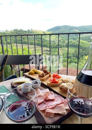 Hors-d'œuvre rustique toscan composé de vins régionaux, surplombant les vignobles verdoyants du paysage de Greve in Chianti Banque D'Images