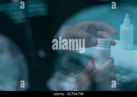Image conceptuelle atmosphérique d'un médecin ouvrant une bouteille de pilule de médicament, photographiée par superposition de scan génétique, visualisation de motifs ADN, biotechnologie Banque D'Images