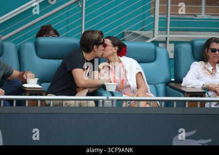 MIAMI GARDENS, FL - MARS 27 : Millie Bobby Brown Bongiovi et son mari Jake Bongiovi sont vus s'embrasser en regardant Aryna Sabalenka de Biélorussie vaincre Jesica Paolini d'Italie le jour 10 de l'Open de Miami au Hard Rock Stadium le 27 mars 2025 à Miami Gardens, Florida People : Mirra Andreeva Credit : Storms Media Group/Alamy Live News Banque D'Images