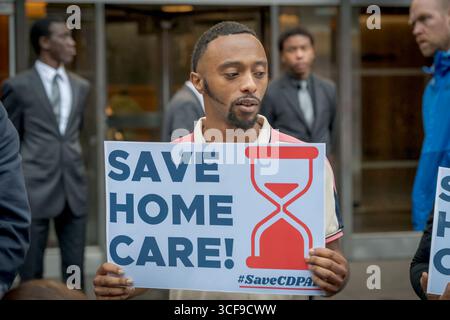 Les avocats, les travailleurs des soins à domicile du CDPAP et les consommateurs se sont réunis le 21 août 2025 devant la salle d'audience du Sénat de l'État de New York au 250 Broadway à Manhattan, appelant le gouverneur Hochul à prendre des mesures immédiates pour protéger le Consumer Directed Personal assistance Program (CDPAP) de l'effondrement total sous la mauvaise gestion de public Partnerships LLC (PPL) et à agir si le gouverneur ne le fait pas, y compris la restauration du choix des consommateurs en ramenant le réseau de fournisseurs locaux de confiance et de centres de vie indépendants qui desservent CDPAP avec succès depuis des décennies. (Photo par er Banque D'Images