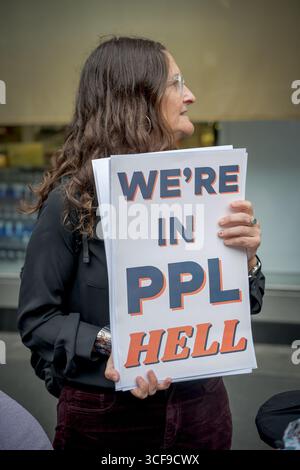 Les avocats, les travailleurs des soins à domicile du CDPAP et les consommateurs se sont réunis le 21 août 2025 devant la salle d'audience du Sénat de l'État de New York au 250 Broadway à Manhattan, appelant le gouverneur Hochul à prendre des mesures immédiates pour protéger le Consumer Directed Personal assistance Program (CDPAP) de l'effondrement total sous la mauvaise gestion de public Partnerships LLC (PPL) et à agir si le gouverneur ne le fait pas, y compris la restauration du choix des consommateurs en ramenant le réseau de fournisseurs locaux de confiance et de centres de vie indépendants qui desservent CDPAP avec succès depuis des décennies. (Photo par er Banque D'Images