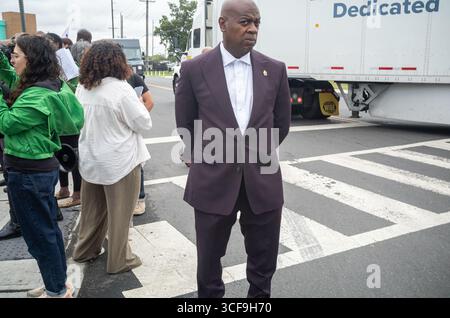 Newark, New Jersey, États-Unis. 21 août 2025. Le maire de Newark, RAS J. BARAKA, d-Newark, pendant la conférence de presse et le rassemblement de la Ironbound Community Corporation (ICC) au bâtiment de la Passiac Valley Sewage Commission (PVSC) dans la section Ironbound de Newark, New Jersey. La CPI a annoncé leurs poursuites judiciaires contestant l'approbation de la centrale à gaz fracturée PVSC dans leur communauté. (Crédit image : © Brian Branch Price/ZUMA Press Wire) USAGE ÉDITORIAL SEULEMENT ! Non destiné à UN USAGE commercial ! Banque D'Images