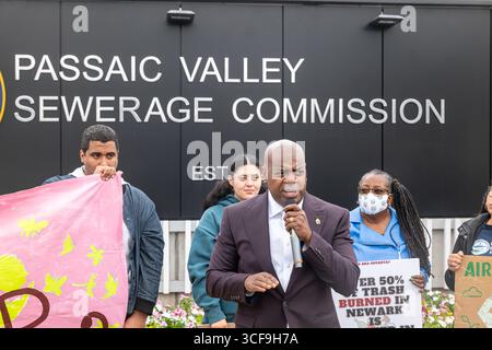 Newark, New Jersey, États-Unis. 21 août 2025. Le maire de Newark, RAS J. BARAKA, d-Newark, s'adresse à la conférence de presse et au rassemblement de l'Ironbound Community Corporation (ICC) au bâtiment de la Passiac Valley Sewage Commission (PVSC) dans la section Ironbound de Newark, New Jersey. La CPI a annoncé leurs poursuites judiciaires contestant l'approbation de la centrale à gaz fracturée PVSC dans leur communauté. (Crédit image : © Brian Branch Price/ZUMA Press Wire) USAGE ÉDITORIAL SEULEMENT ! Non destiné à UN USAGE commercial ! Banque D'Images