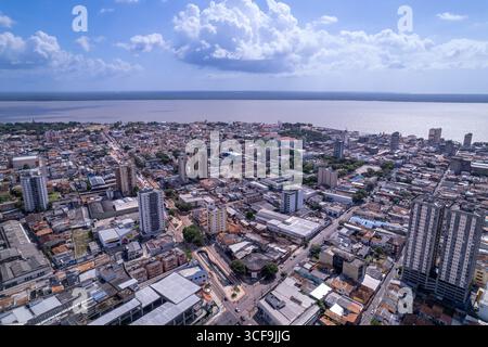 Belle vue aérienne de la ville de Belém avec le fleuve Amazone en arrière-plan. Conférence des Nations Unies sur les changements climatiques Cop30, Pará, Brésil. Banque D'Images
