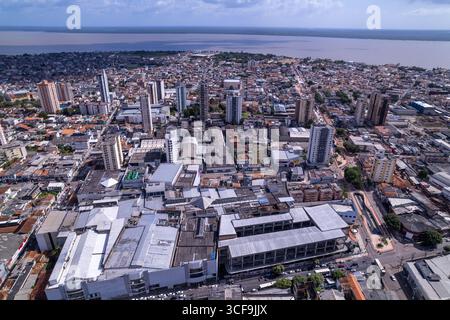 Belle vue aérienne de la ville de Belém avec le fleuve Amazone en arrière-plan. Conférence des Nations Unies sur les changements climatiques Cop30, Pará, Brésil. Banque D'Images