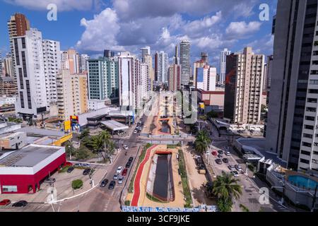 Vue aérienne des travaux de construction dans la ville de Belém pour la Conférence des Nations Unies sur les changements climatiques (COP30), Pará, Brésil. Rues et bâtiments. Environnement, Banque D'Images