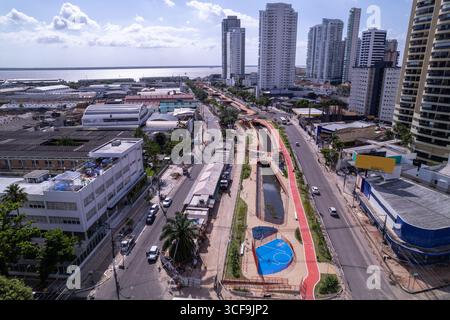 Vue aérienne des travaux de construction dans la ville de Belém pour la Conférence des Nations Unies sur les changements climatiques (COP30), Pará, Brésil. Rues et bâtiments. Environnement, Banque D'Images