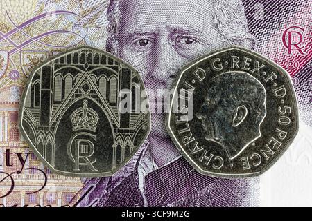 Couronnement 50p morceau du roi Charles 111 sur une note de vingt livres. Banque D'Images