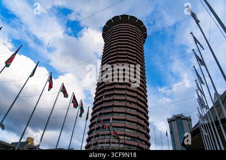 Kenyatta International Convention Centre (KICC) Tour avec drapeaux kenyans à Nairobi Banque D'Images