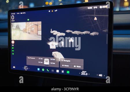Vue rapprochée de l'écran tactile de la voiture Tesla avec carte de navigation, caméra arrière vue sur la rue, visualisation du trafic et données de pression des pneus. Suède. Banque D'Images