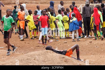 Nairobi, Kenya. 21 août 2025. Illustration de la photo montre des enfants lors d'une visite au centre-ville de Kibera, à Nairobi, au Kenya, le jeudi 21 août 2025, jour 4 de la mission diplomatique belge en Afrique. La mission diplomatique belge en Afrique se déroule du 18 au 22 août 2025. BELGA PHOTO BENOIT DOPPAGNE crédit : Belga News Agency/Alamy Live News Banque D'Images