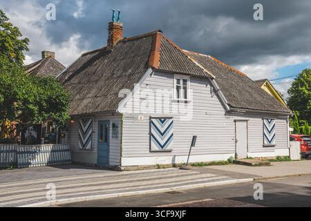 Ancienne maison historique traditionnelle en bois à Parnu, Estonie, Europe Banque D'Images