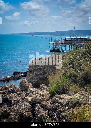 Pittoresque Trabocco, une plate-forme de pêche traditionnelle, s'étend sur la mer Adriatique près de la côte rocheuse de Rocca San Giovanni, Abruzzes, Italie, sous Banque D'Images
