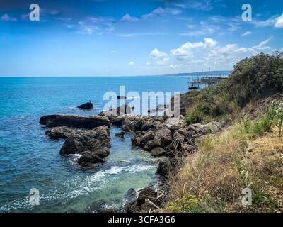 Vue pittoresque d'un trabocco, une plate-forme de pêche traditionnelle, sur la côte rocheuse de Rocca San Giovanni, Abruzzes, avec la mer Adriatique dans le backgr Banque D'Images