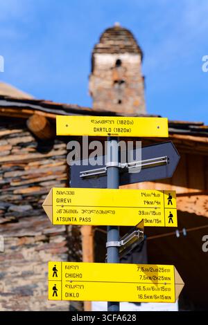 Dartlo, Géorgie - 28 septembre 2022 : panneaux jaunes indiquant les itinéraires de randonnée et de trekking de Dartlo à Girevi, le col d'Atsunta, Diklo et Chigho. Aussi Banque D'Images