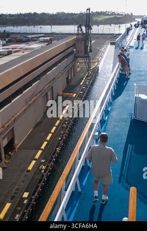Passagers regardant le Norwegian Wind Cruise Ship amarrage au port de Nawiliwili, Kauai, Hawaii, États-Unis Banque D'Images