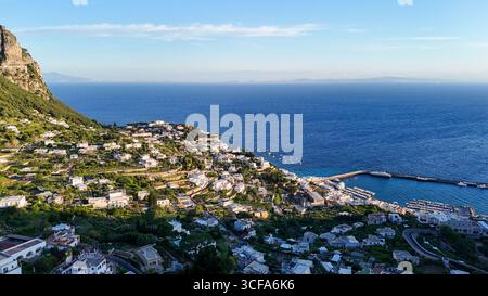 Des maisons aux couleurs vives s'accrochent à la colline, surplombant les eaux turquoises scintillantes de la Méditerranée. Les bateaux sont doucement branlant dans le port comme Banque D'Images