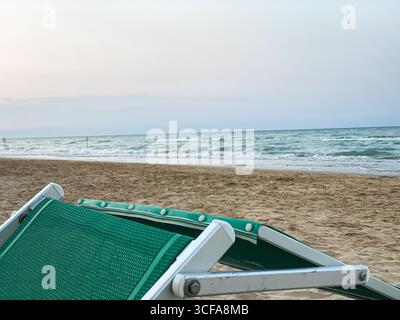 Chaise de plage offrant des sièges tranquilles avec vue panoramique sur la côte de la mer Adriatique à Pineto, Abruzzes, paysage côtier italien ensoleillé Banque D'Images