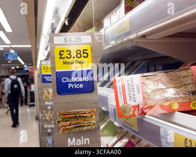 Londres, Royaume-Uni – 21 août 2025 : Tesco a augmenté le prix de son populaire offre de repas de 25 pence à 3,85 £, coïncidant avec la dernière hausse du taux d'inflation au Royaume-Uni à 3,8%, légèrement plus élevé que prévu par les experts. Crédit : Glosszoom/Alamy Live News. Banque D'Images