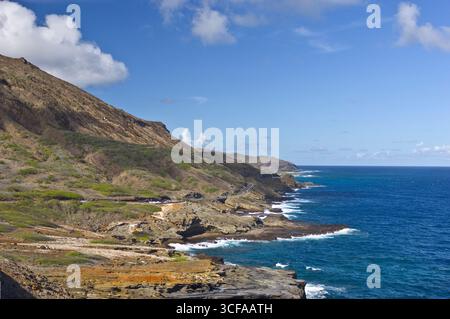 Vagues s'écrasant sur le rivage rocheux, parc régional de Koko Head, Oahu, Hawaï, États-Unis Banque D'Images