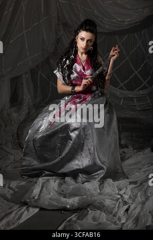 Belle femme habillée comme Scheherazade en costume arabe riche, look mascarade festif Banque D'Images