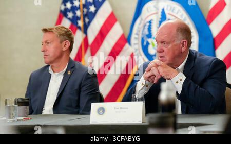 San Diego, États-Unis. 19 août 2025. Tom Homan, le tsar frontalier de la Maison Blanche, à droite, s'adresse aux participants alors que Rodney S. Scott, commissaire des douanes et de la protection des frontières des États-Unis, regarde pendant les conférences des chefs de patrouille frontalière, le 19 août 2025 à San Diego, en Californie. Crédit : Jaime Rodriguez/CBP photo/Alamy Live News Banque D'Images