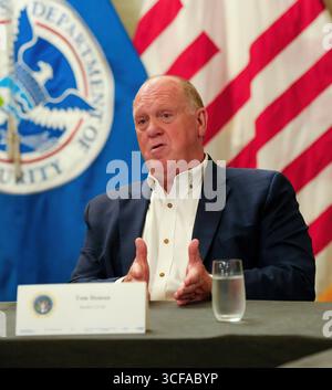 San Diego, États-Unis. 19 août 2025. Tom Homan, le tsar frontalier de la Maison Blanche, à droite, s'adresse aux participants lors des conférences des chefs de patrouille frontalière, le 19 août 2025 à San Diego, Californie. Crédit : Jaime Rodriguez/CBP photo/Alamy Live News Banque D'Images